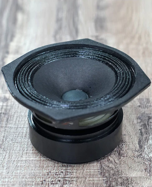 Altavoz de rango completo de 61 kg (135 lb) 35 W / 95 dB / 8 ohmios
