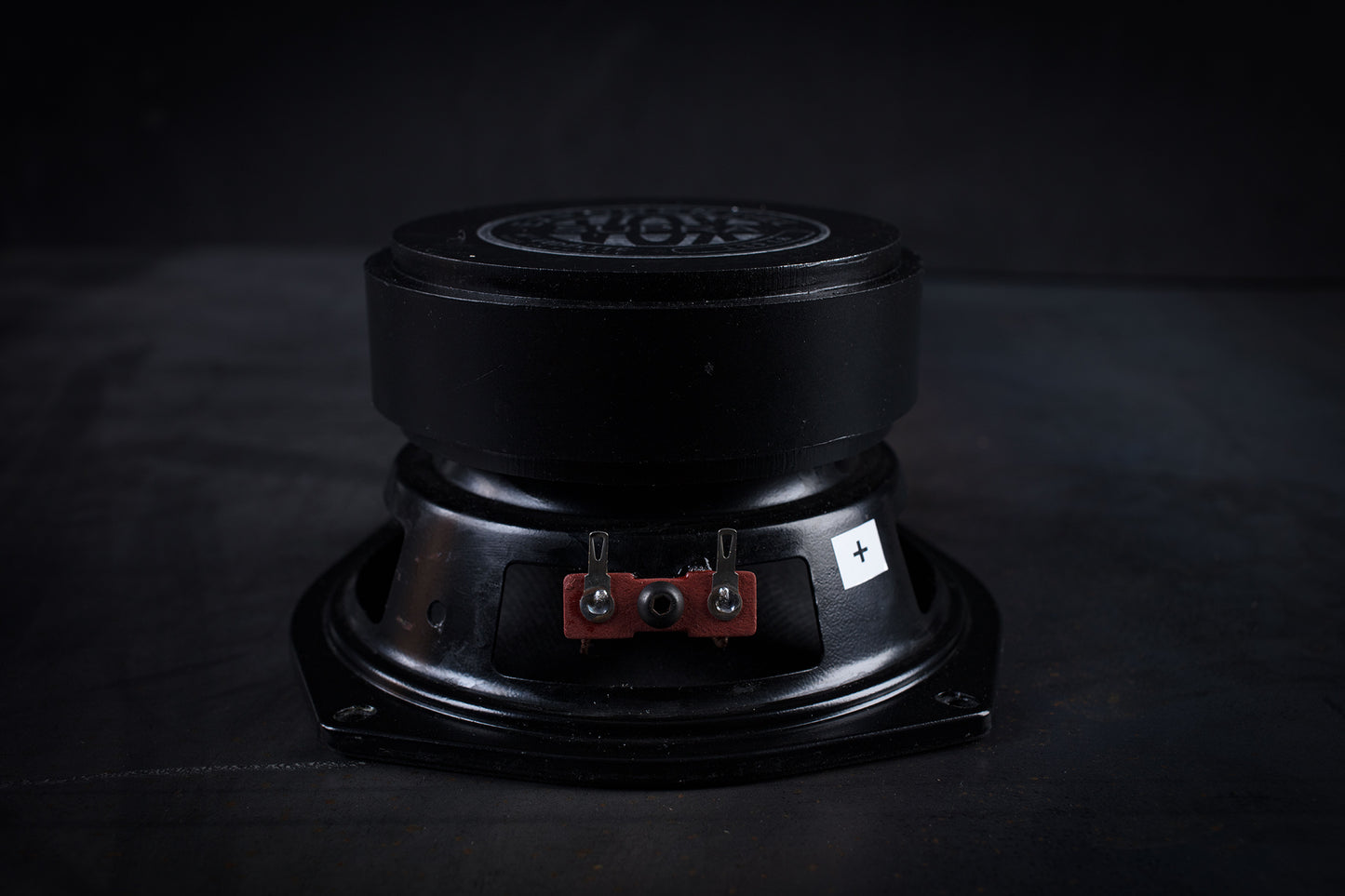 Altavoz de rango completo de 61 kg (135 lb) 35 W / 95 dB / 8 ohmios